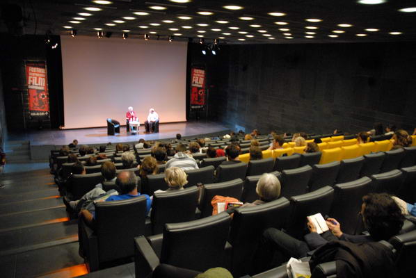* Le Public venu rencontrer Michel DEVILLE après la projection de 'CE SOIR OU JAMAIS'. *