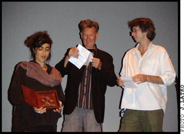 * ANNE-JO BRIGAUD (Responsable Presse et Communication), BENOÎT DELEPINE ('Avida') et DOMINIQUE OLIER (Directeur et Intervenant) lors de la Remise du 1er Prix du Public (Papillon d'Argent) à L'Aéronef - Lille, 1er Juillet 2007 - Festival International du Film Indépendant #3 * 